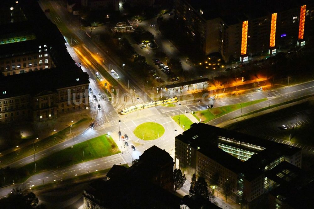 Nacht-Luftaufnahme Dresden - Nachtluftbild Kreuzung Carolaplatz im Ortsteil Innere Neustadt in Dresden im Bundesland Sachsen, Deutschland