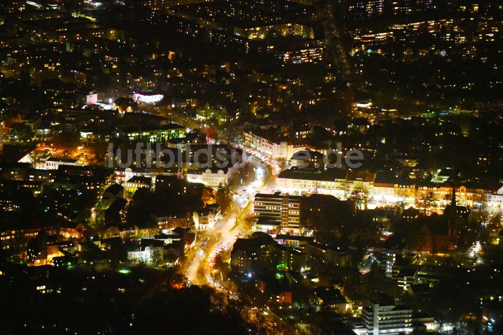 Berlin bei Nacht aus der Vogelperspektive: Nachtluftbild Kreuzung Clayallee - Berliner Straße im Ortsteil Zehlendorf in Berlin, Deutschland