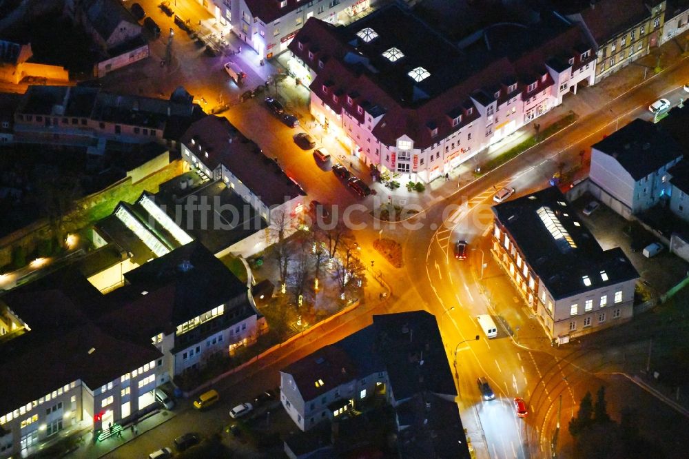 Strausberg bei Nacht von oben - Nachtluftbild Kreuzung Karl-Liebknecht-Straße - Große Straße - Wallstraße in Strausberg im Bundesland Brandenburg, Deutschland