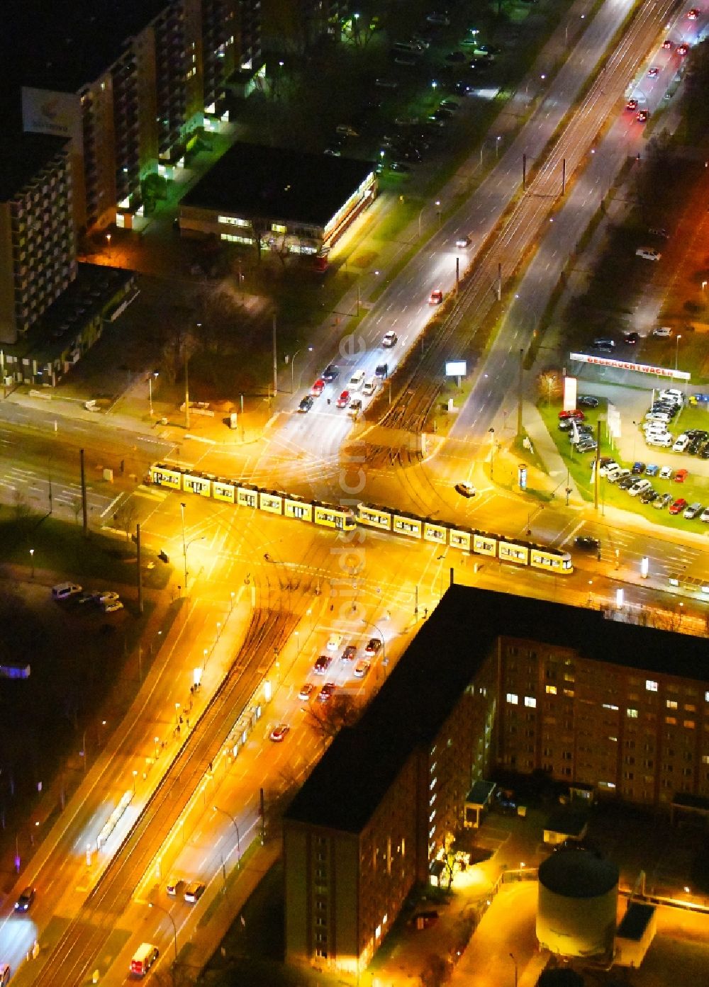 Nacht-Luftaufnahme Berlin - Nachtluftbild Kreuzung Rhinstraße - Allee der Kosmonauten im Ortsteil Marzahn in Berlin, Deutschland