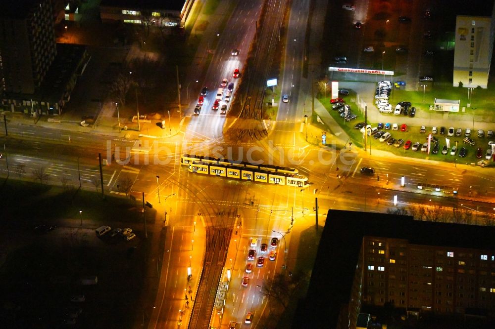 Berlin bei Nacht aus der Vogelperspektive: Nachtluftbild Kreuzung Rhinstraße - Allee der Kosmonauten im Ortsteil Marzahn in Berlin, Deutschland