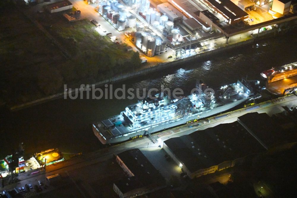 Nachtluftbild Hamburg - Nachtluftbild Kriegsschiff der Marine Berlin A 1411 im Hafen in Hamburg, Deutschland