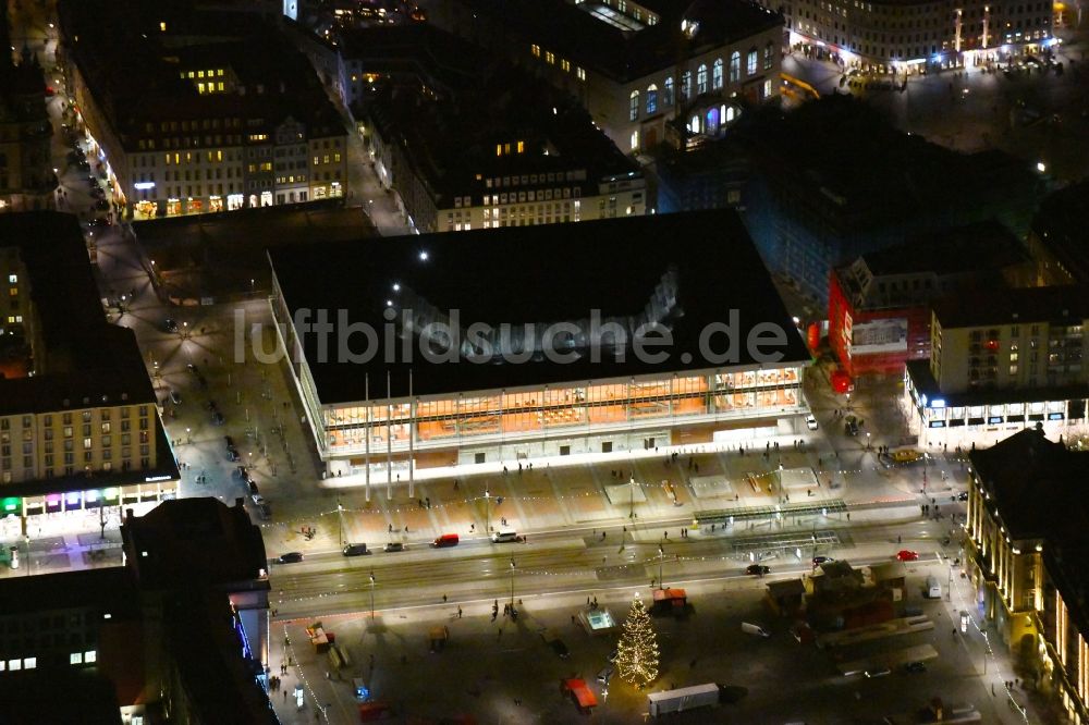 Dresden bei Nacht aus der Vogelperspektive: Nachtluftbild Kulturpalast Dresden im Bundesland Sachsen