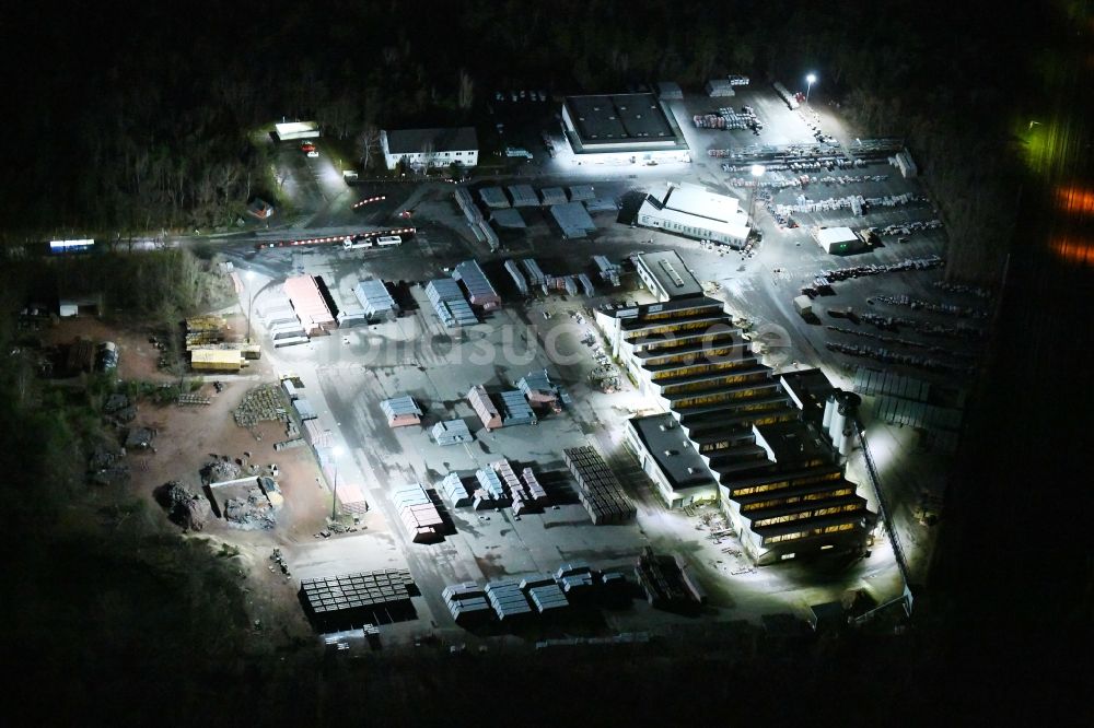 Biederitz bei Nacht von oben - Nachtluftbild Lagerfläche der Braas GmbH im Ortsteil Heyrothsberge in Biederitz im Bundesland Sachsen-Anhalt, Deutschland