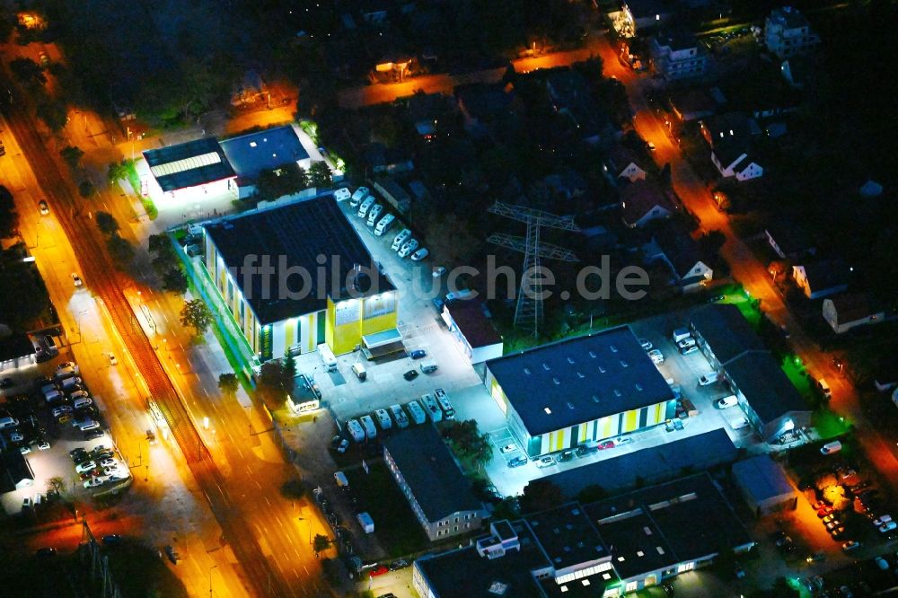 Nachtluftbild Berlin - Nachtluftbild Lagerhallen Selfstorage- Gebäude - Neubau im Ortsteil Hohenschönhausen in Berlin, Deutschland