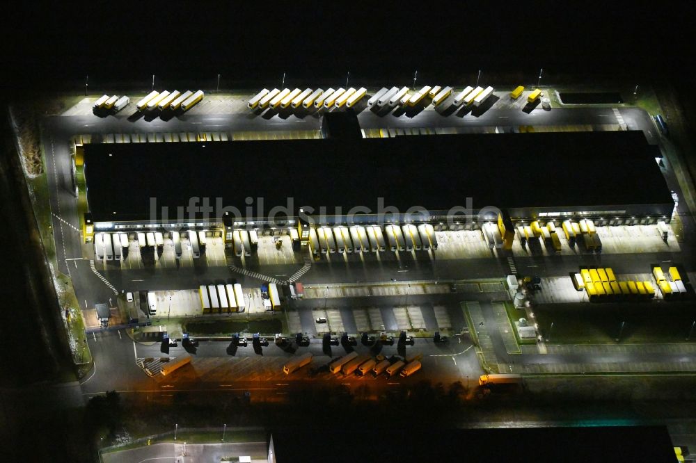 Hamburg bei Nacht aus der Vogelperspektive: Nachtluftbild Lagerhallen und Speditionsgebäude DACHSER SE in Hamburg, Deutschland