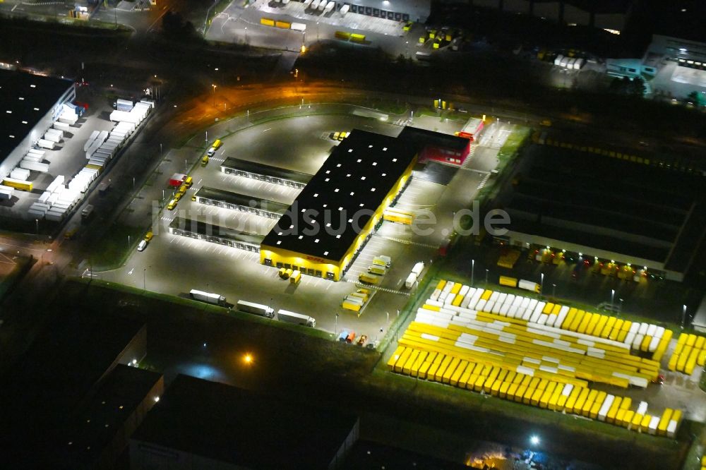Hamburg bei Nacht aus der Vogelperspektive: Nachtluftbild Lagerhallen und Speditionsgebäude DHL Express Germany GmbH in Hamburg, Deutschland