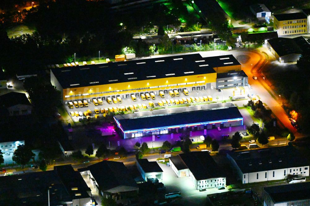 Nacht-Luftaufnahme Berlin - Nachtluftbild Lagerhallen und Speditionsgebäude DHL Zustellbasis Berlin-Pankow in Berlin, Deutschland