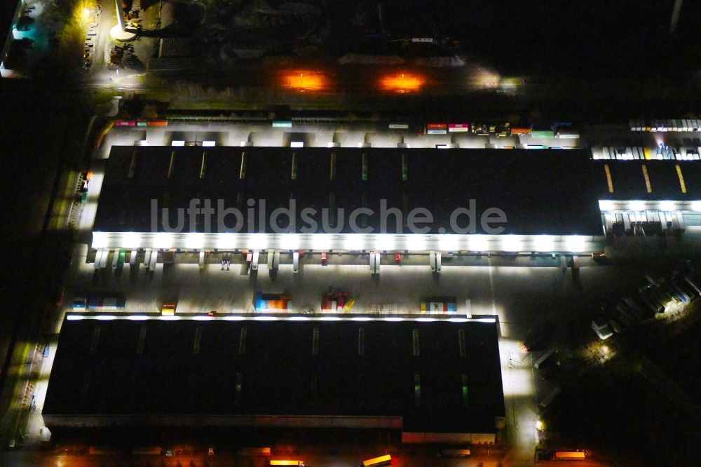 Nacht-Luftaufnahme Hamburg - Nachtluftbild Lagerhallen und Speditionsgebäude Am Genter Ufer im Ortsteil Waltershof in Hamburg, Deutschland