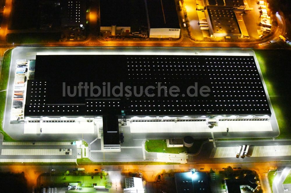 Nacht-Luftaufnahme Radeburg - Nachtluftbild Lagerhallen und Speditionsgebäude Lidl Zentrallager in Radeburg im Bundesland Sachsen, Deutschland
