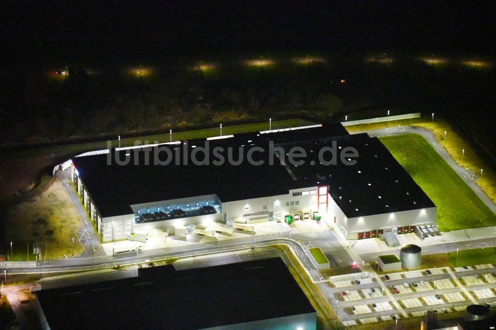 Hamburg bei Nacht von oben - Nachtluftbild Lagerhallen und Speditionsgebäude im Ortsteil Wilhelmsburg in Hamburg, Deutschland