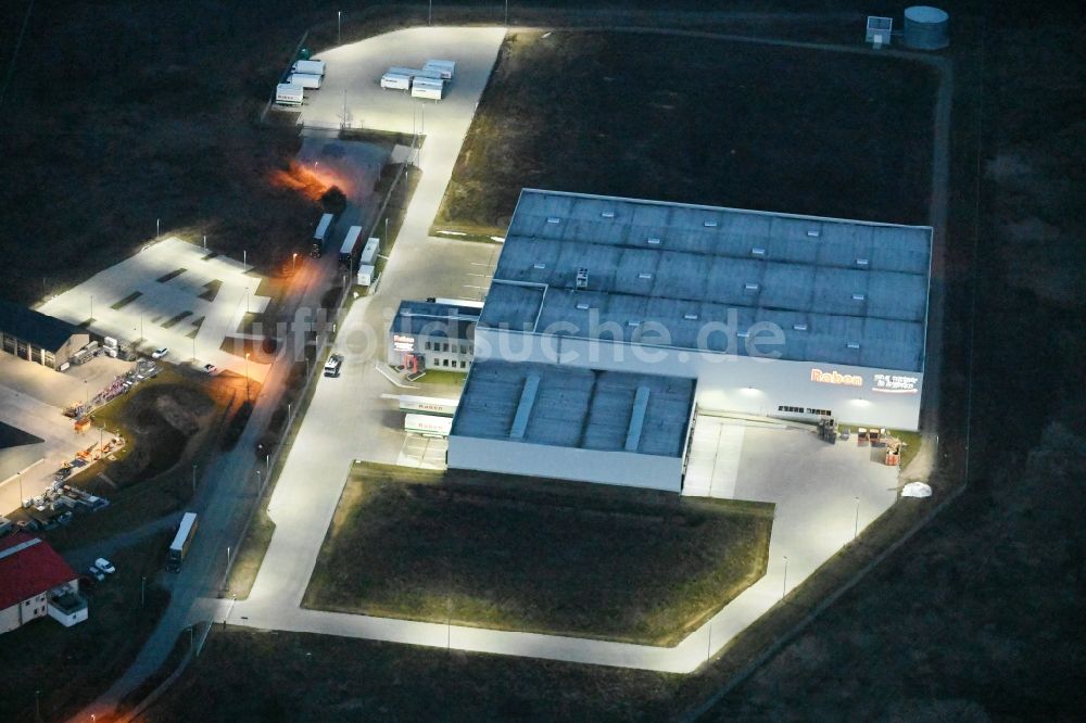 Nacht-Luftaufnahme Fahrbinde - Nachtluftbild Lagerhallen und Speditionsgebäude der Raben Group in Fahrbinde im Bundesland Mecklenburg-Vorpommern, Deutschland