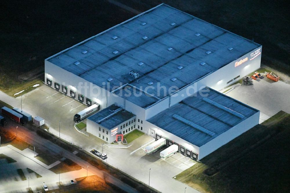 Nachtluftbild Fahrbinde - Nachtluftbild Lagerhallen und Speditionsgebäude der Raben Group in Fahrbinde im Bundesland Mecklenburg-Vorpommern, Deutschland