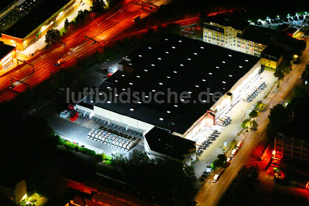 Nacht-Luftaufnahme Berlin - Nachtluftbild Lagerhallen und Speditionsgebäude REWE Food Fulfillment Center in Berlin, Deutschland