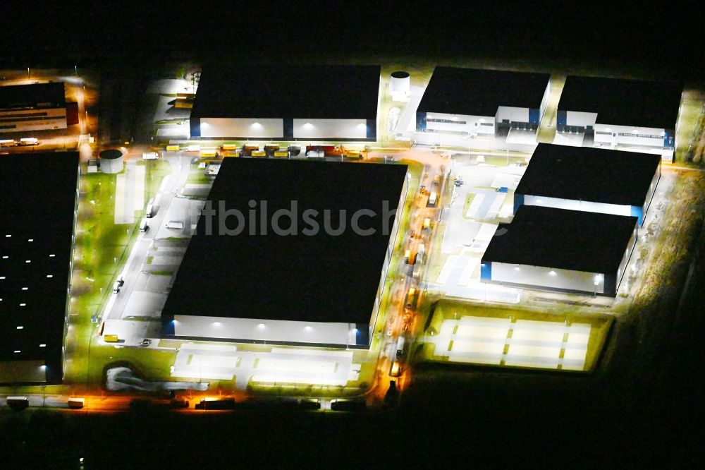 Nachtluftbild Schönefeld - Nachtluftbild Lagerhallen und Speditionsgebäude in Schönefeld im Bundesland Brandenburg, Deutschland