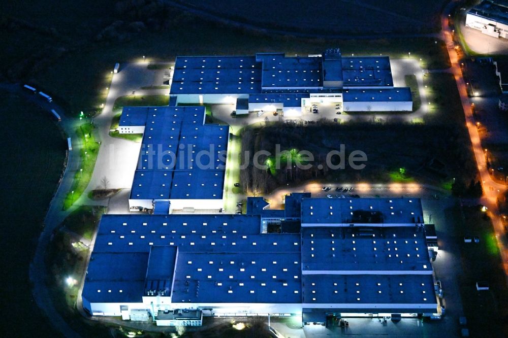 Nacht-Luftaufnahme Falkenhagen - Nachtluftbild Lagerhauskomplex- Gebäude im Gewerbegebiet Fürststücken in Falkenhagen im Bundesland Brandenburg, Deutschland