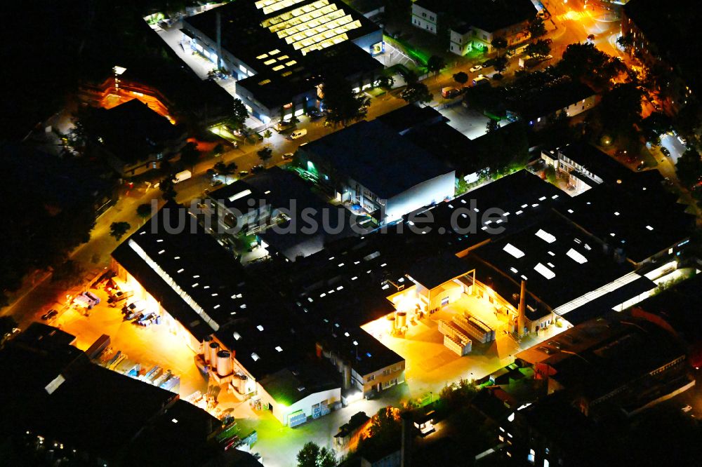 Berlin bei Nacht von oben - Nachtluftbild Lebensmittel- Hersteller der Carl Kühne KG in Berlin, Deutschland