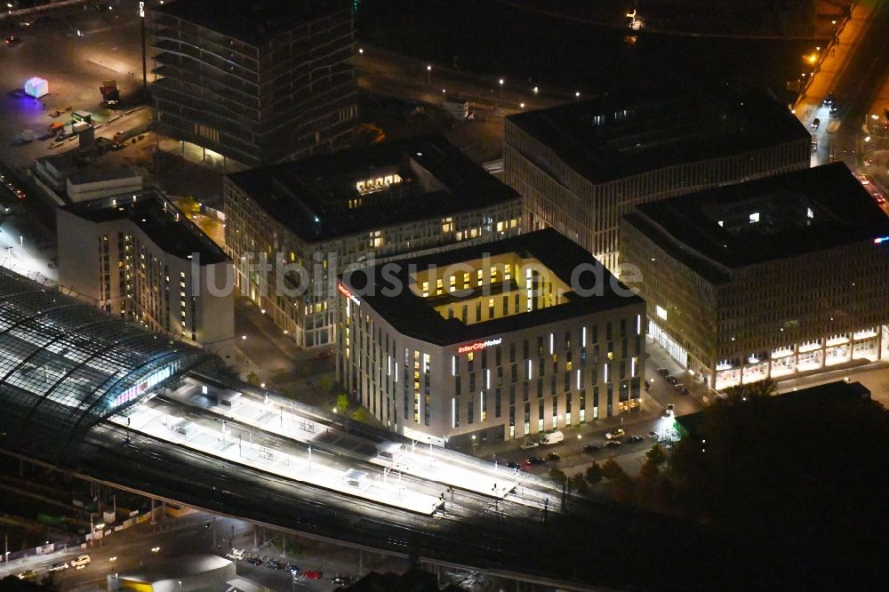 Nacht-Luftaufnahme Berlin - Nachtluftbild Lehrter Stadtquartier im Ortsteil Moabit in Berlin