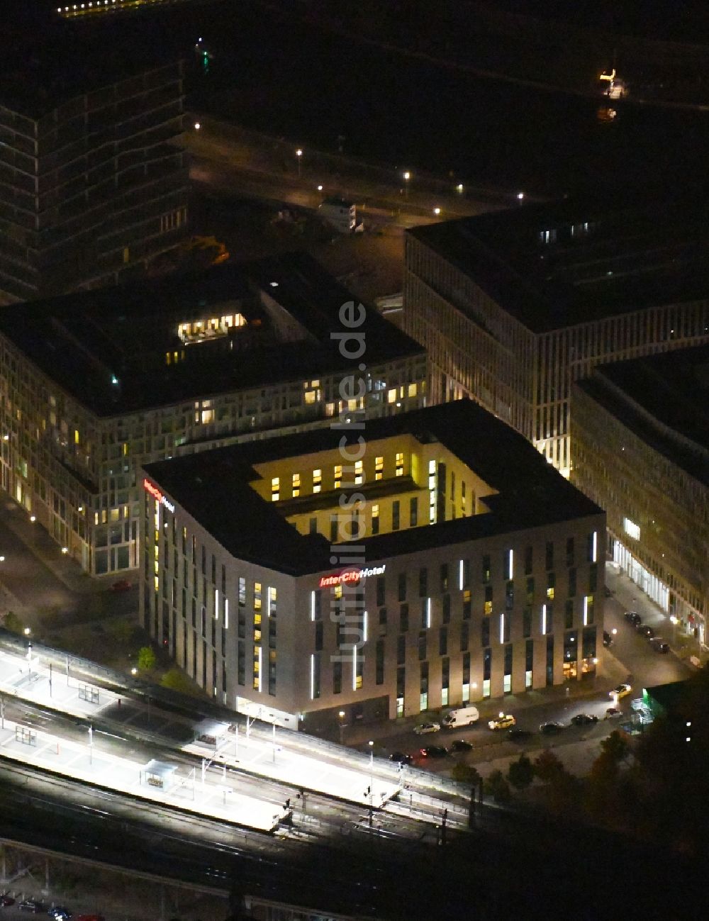 Berlin bei Nacht von oben - Nachtluftbild Lehrter Stadtquartier im Ortsteil Moabit in Berlin