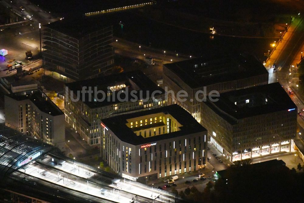 Berlin bei Nacht aus der Vogelperspektive: Nachtluftbild Lehrter Stadtquartier im Ortsteil Moabit in Berlin