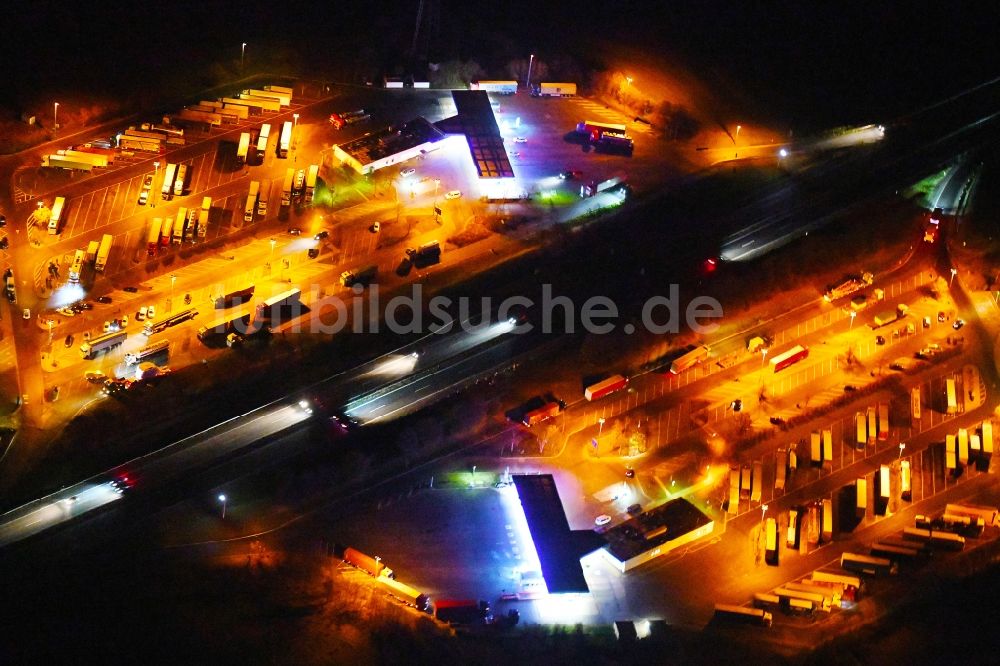 Nacht-Luftaufnahme Fehrbellin - Nachtluftbild LKW- Abstellflächen an der Autobahn- Raststätte und Parkplatz der BAB A24 in Fehrbellin im Bundesland Brandenburg, Deutschland
