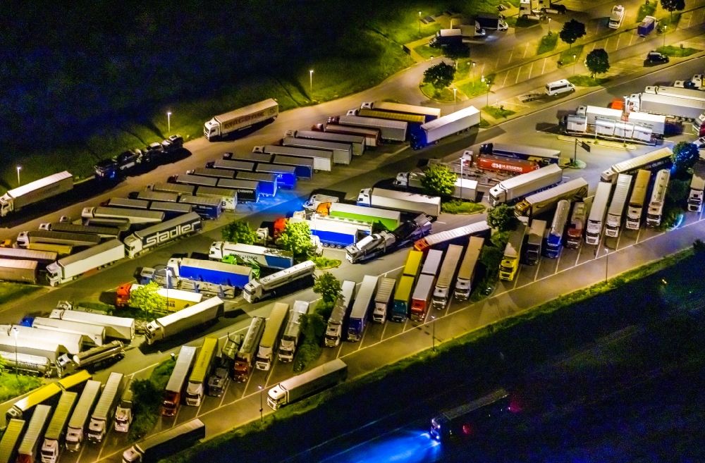 Gelsenkirchen bei Nacht von oben - Nachtluftbild LKW- Abstellflächen an der Autobahn- Raststätte und Parkplatz der BAB A2 Rasthof Resser Mark in Gelsenkirchen im Bundesland Nordrhein-Westfalen