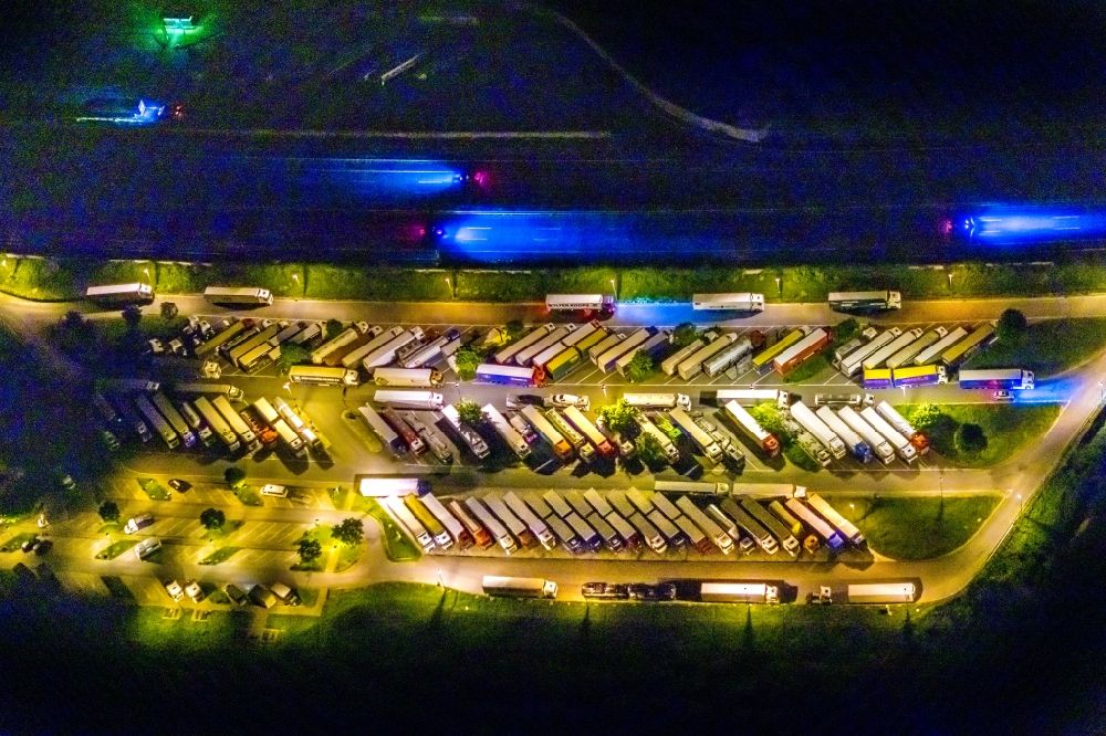 Nachtluftbild Gelsenkirchen - Nachtluftbild LKW- Abstellflächen an der Autobahn- Raststätte und Parkplatz der BAB A2 Rasthof Resser Mark in Gelsenkirchen im Bundesland Nordrhein-Westfalen