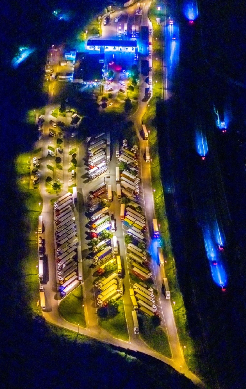Nacht-Luftaufnahme Gelsenkirchen - Nachtluftbild LKW- Abstellflächen an der Autobahn- Raststätte und Parkplatz der BAB A2 Rasthof Resser Mark in Gelsenkirchen im Bundesland Nordrhein-Westfalen