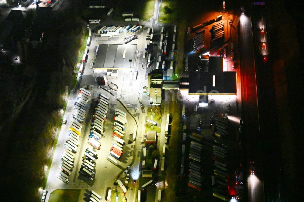 Nacht-Luftaufnahme Deubachshof - Nachtluftbild LKW- Abstellflächen an der Tank- und Rastanlage der BAB A4 in Deubachshof im Bundesland Thüringen, Deutschland