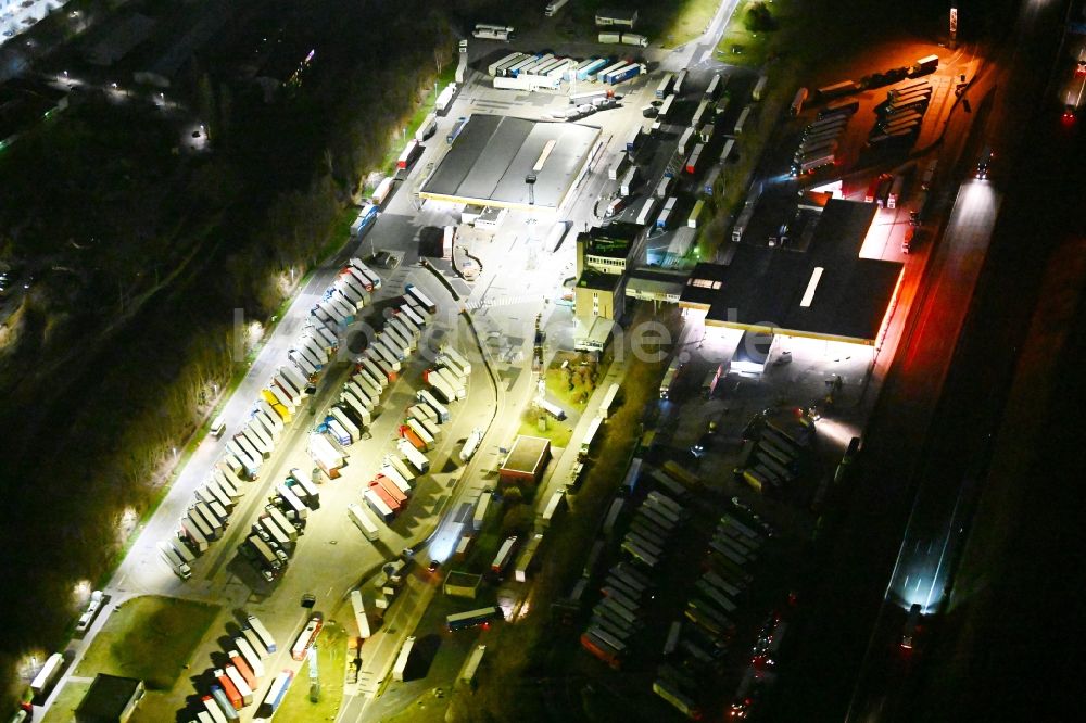 Deubachshof bei Nacht von oben - Nachtluftbild LKW- Abstellflächen an der Tank- und Rastanlage der BAB A4 in Deubachshof im Bundesland Thüringen, Deutschland
