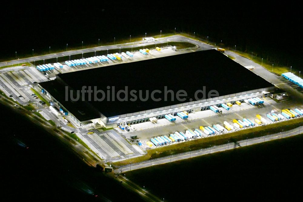 Nacht-Luftaufnahme Kiekebusch - Nachtluftbild Logistikzentrum des Internethändlers Amazon in Kiekebusch im Bundesland Brandenburg, Deutschland