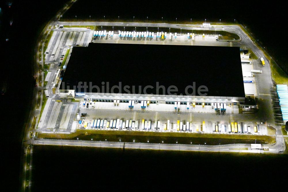 Kiekebusch bei Nacht von oben - Nachtluftbild Logistikzentrum des Internethändlers Amazon in Kiekebusch im Bundesland Brandenburg, Deutschland