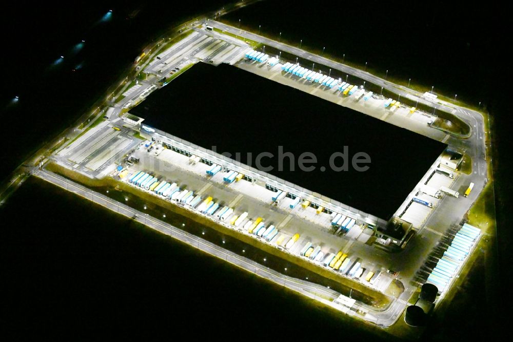 Kiekebusch bei Nacht aus der Vogelperspektive: Nachtluftbild Logistikzentrum des Internethändlers Amazon in Kiekebusch im Bundesland Brandenburg, Deutschland