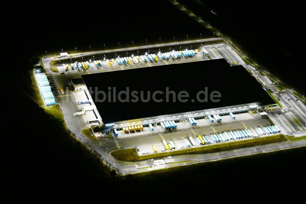 Nachtluftbild Kiekebusch - Nachtluftbild Logistikzentrum des Internethändlers Amazon in Kiekebusch im Bundesland Brandenburg, Deutschland