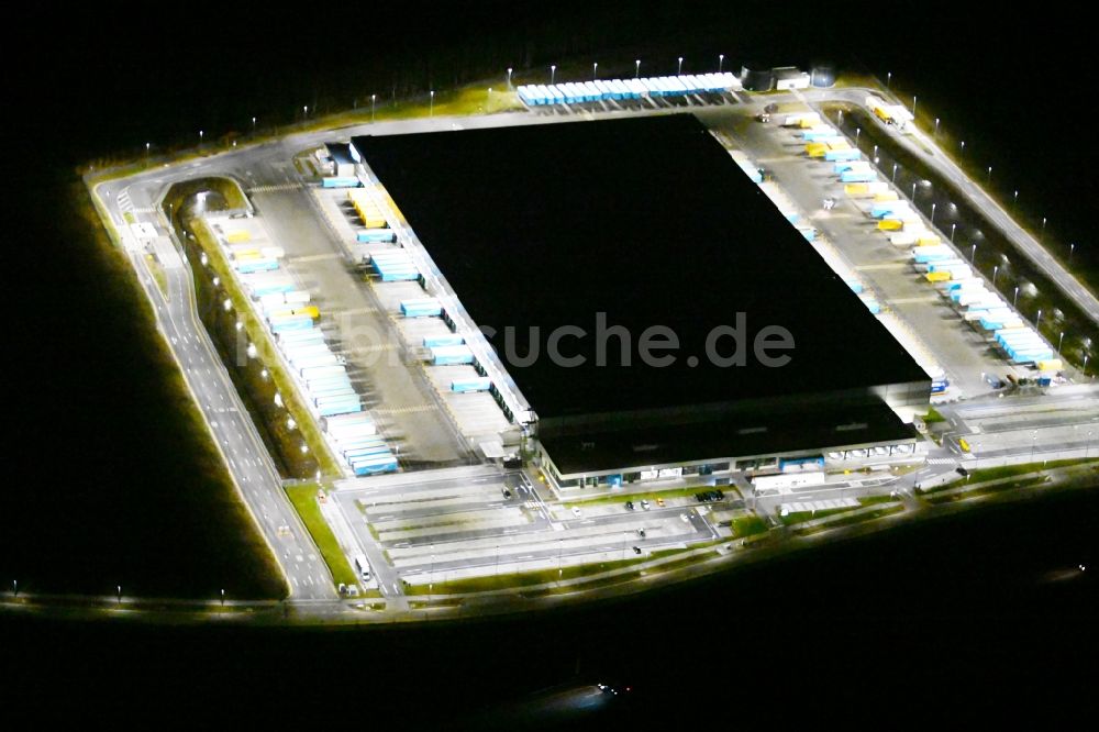 Kiekebusch bei Nacht aus der Vogelperspektive: Nachtluftbild Logistikzentrum des Internethändlers Amazon in Kiekebusch im Bundesland Brandenburg, Deutschland