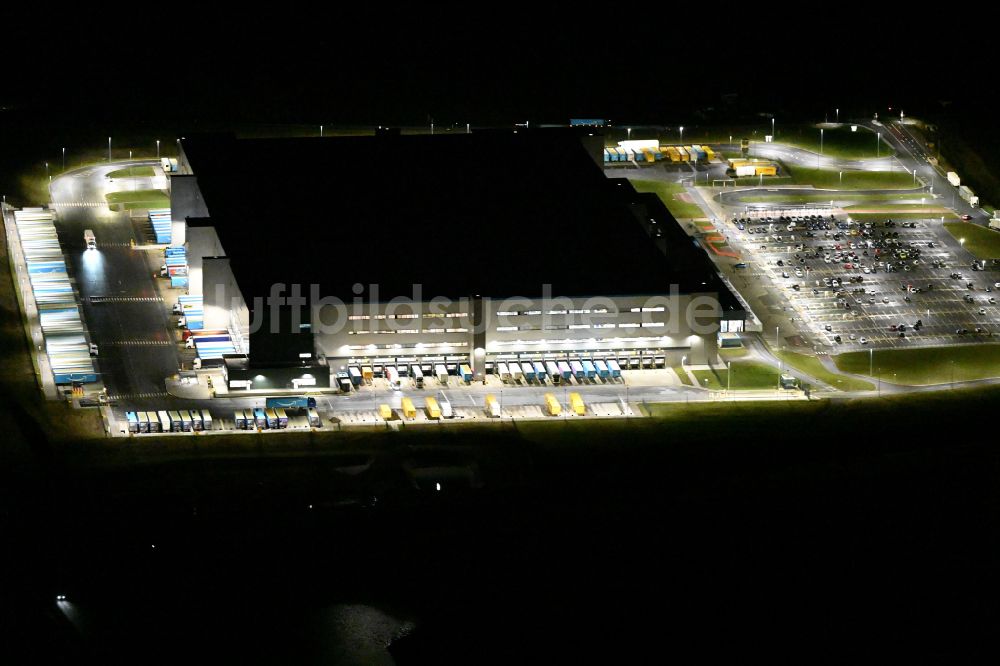 Hof bei Nacht von oben - Nachtluftbild Logistikzentrums Amazon Warenlager in Hof im Bundesland Bayern, Deutschland