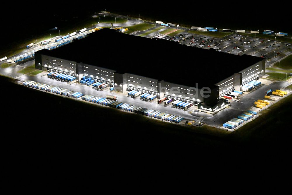 Hof bei Nacht aus der Vogelperspektive: Nachtluftbild Logistikzentrums Amazon Warenlager in Hof im Bundesland Bayern, Deutschland