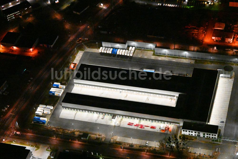 Nacht-Luftaufnahme Potsdam - Nachtluftbild Logistikzentrums GLS im Ortsteil Drewitz in Potsdam im Bundesland Brandenburg, Deutschland