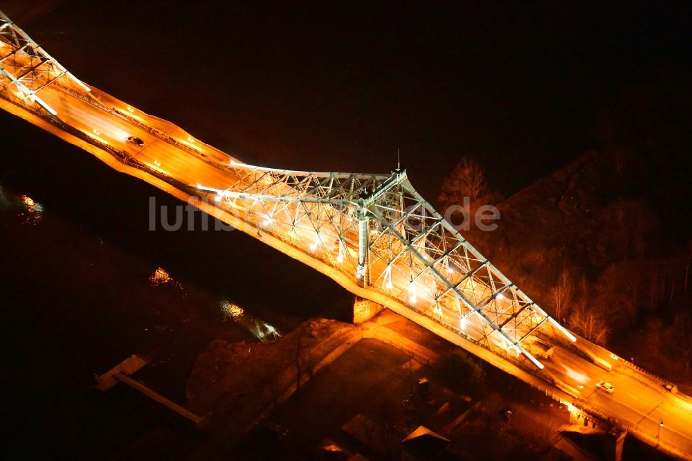 Dresden bei Nacht aus der Vogelperspektive: Nachtluftbild Loschwitzer Brücke Blaues Wunder über dem Fluss Elbe in Dresden im Bundesland Sachsen