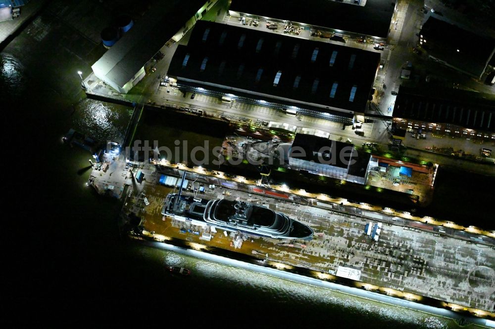 Nacht-Luftaufnahme Hamburg - Nachtluftbild Luxus - Yachten zur Wartung, Umbau und Modernisierung im Trockendock in Hamburg, Deutschland