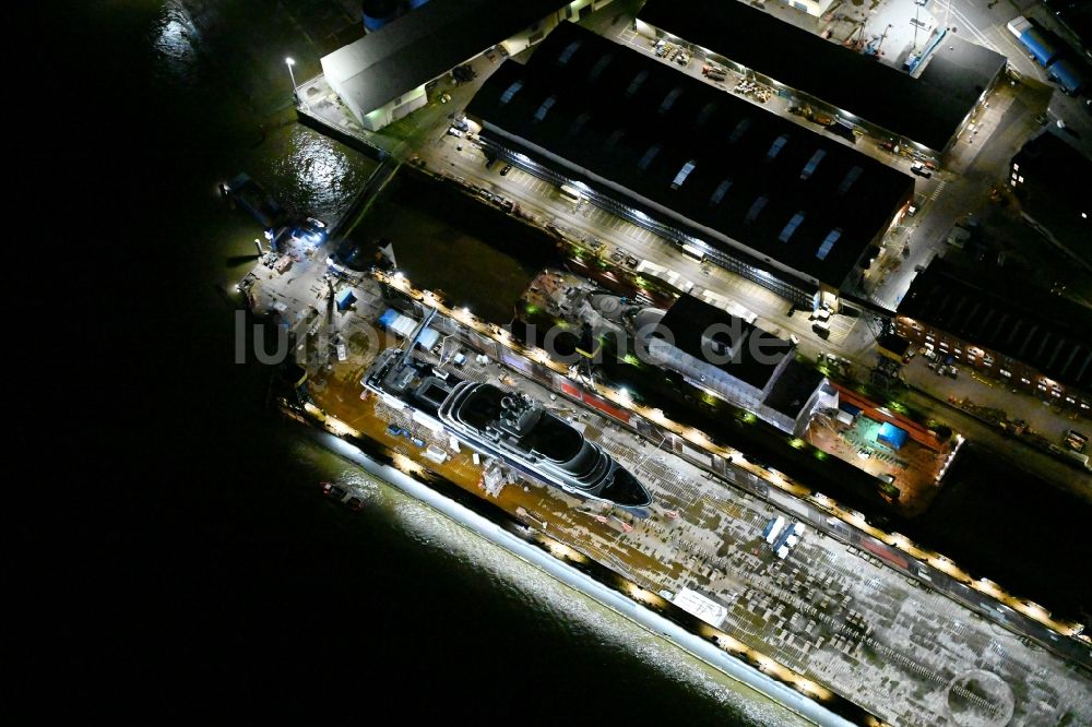 Hamburg bei Nacht von oben - Nachtluftbild Luxus - Yachten zur Wartung, Umbau und Modernisierung im Trockendock in Hamburg, Deutschland