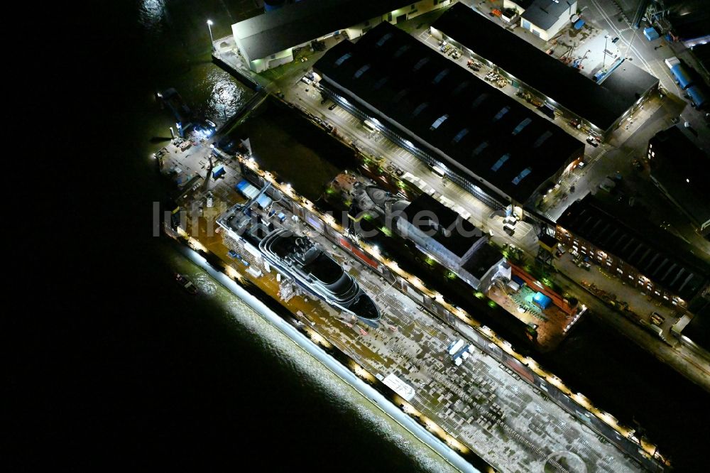 Hamburg bei Nacht aus der Vogelperspektive: Nachtluftbild Luxus - Yachten zur Wartung, Umbau und Modernisierung im Trockendock in Hamburg, Deutschland