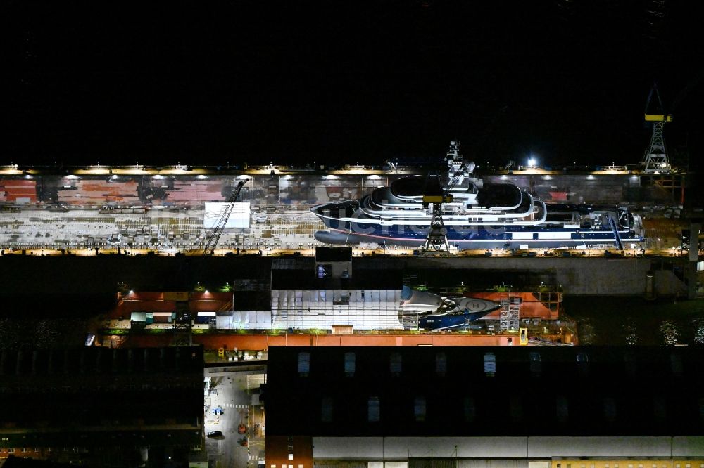 Nachtluftbild Hamburg - Nachtluftbild Luxus - Yachten zur Wartung, Umbau und Modernisierung im Trockendock in Hamburg, Deutschland