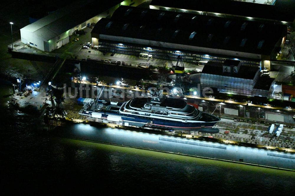 Hamburg bei Nacht von oben - Nachtluftbild Luxus - Yachten zur Wartung, Umbau und Modernisierung im Trockendock in Hamburg, Deutschland