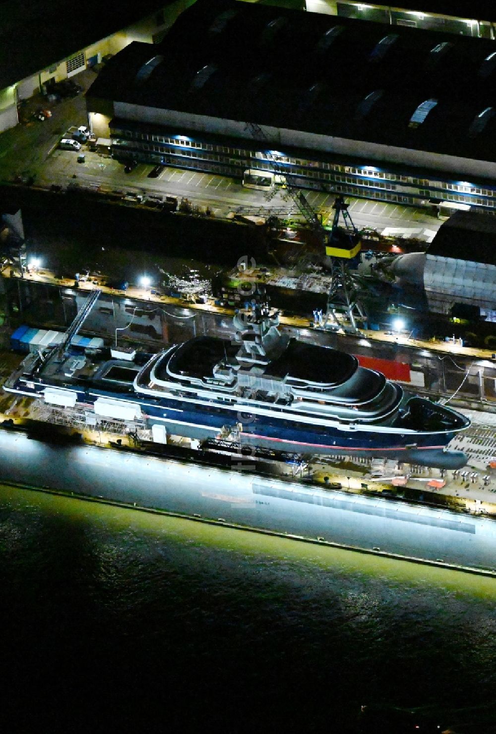 Hamburg bei Nacht aus der Vogelperspektive: Nachtluftbild Luxus - Yachten zur Wartung, Umbau und Modernisierung im Trockendock in Hamburg, Deutschland