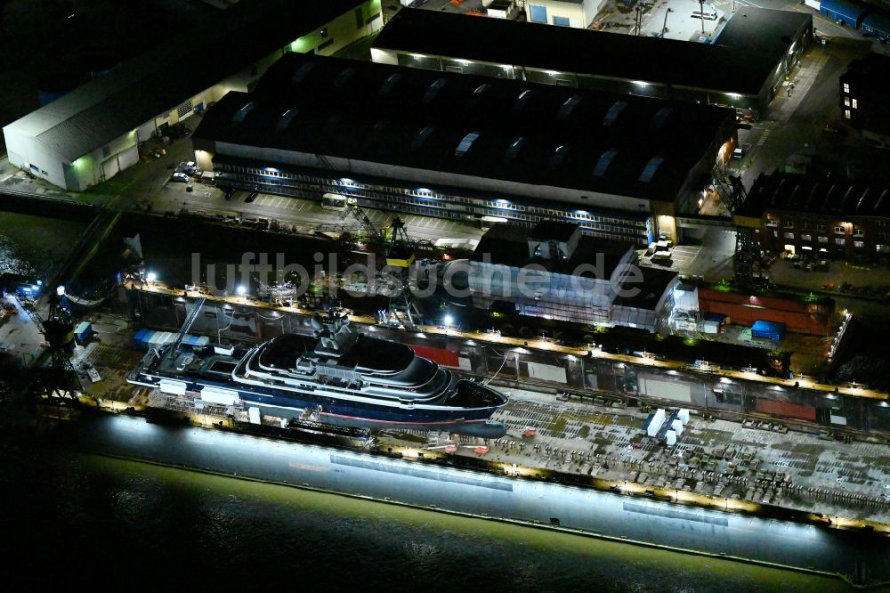 Nachtluftbild Hamburg - Nachtluftbild Luxus - Yachten zur Wartung, Umbau und Modernisierung im Trockendock in Hamburg, Deutschland