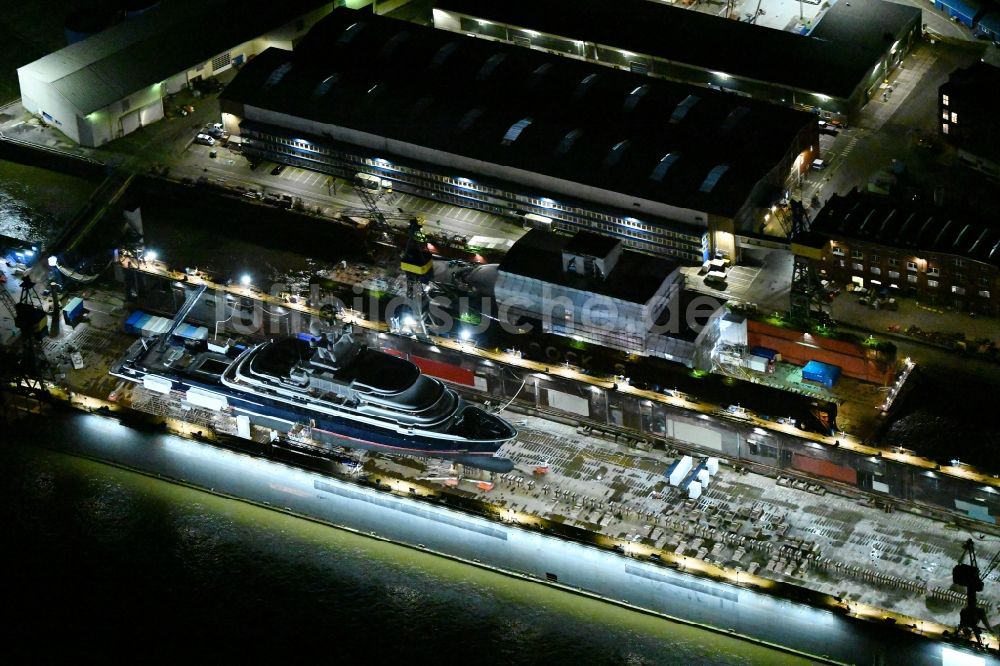 Nacht-Luftaufnahme Hamburg - Nachtluftbild Luxus - Yachten zur Wartung, Umbau und Modernisierung im Trockendock in Hamburg, Deutschland