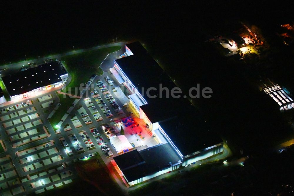 Nacht-Luftaufnahme Berlin - Nachtluftbild Möbelhaus der Porta-Gruppe in Mahlsdorf in Berlin
