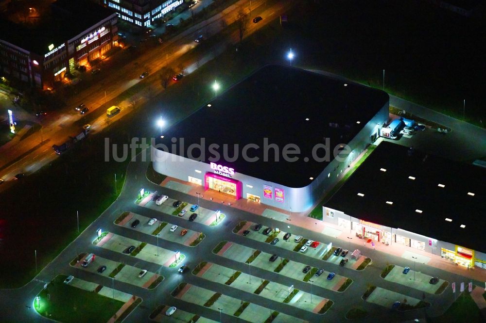 Nacht-Luftaufnahme Berlin - Nachtluftbild Möbelhaus der Porta-Gruppe in Mahlsdorf in Berlin