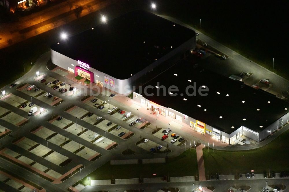 Berlin bei Nacht aus der Vogelperspektive: Nachtluftbild Möbelhaus der Porta-Gruppe in Mahlsdorf in Berlin
